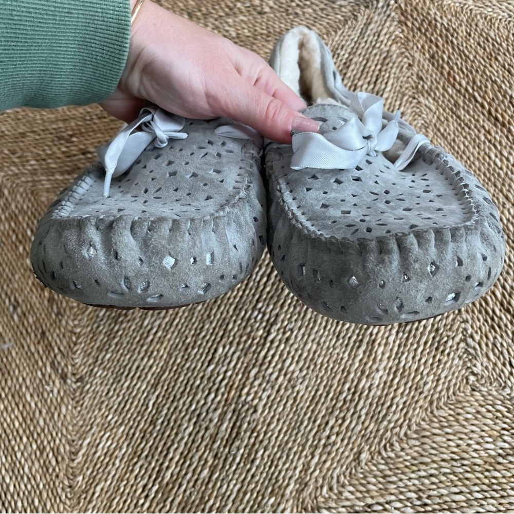 Ugg Australia Dakota Flora Perforated Gray Fur Lined Moccasin Slipper 1011228 10 - Picture 4 of 9